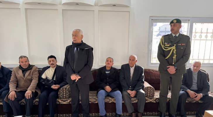 العيسوي أثناء تقديم واجب العزاء