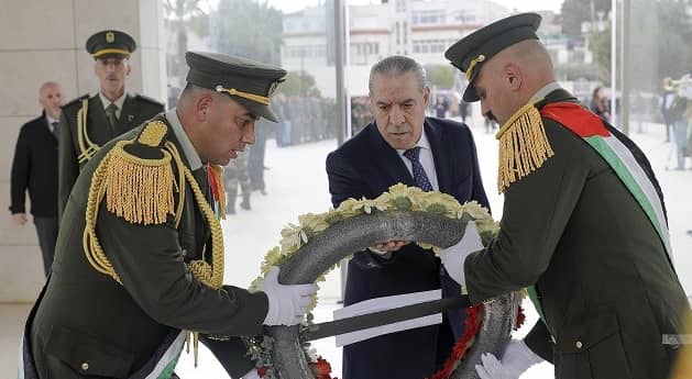 الشيخ يضع إكليلا من الزهور على ضريح الراحل ياسر عرفات