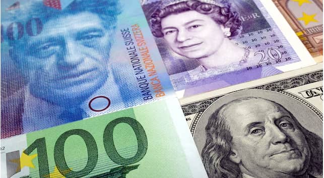 أوراق نقد من الدولار الأمريكي والجنيه الإسترليني واليورو