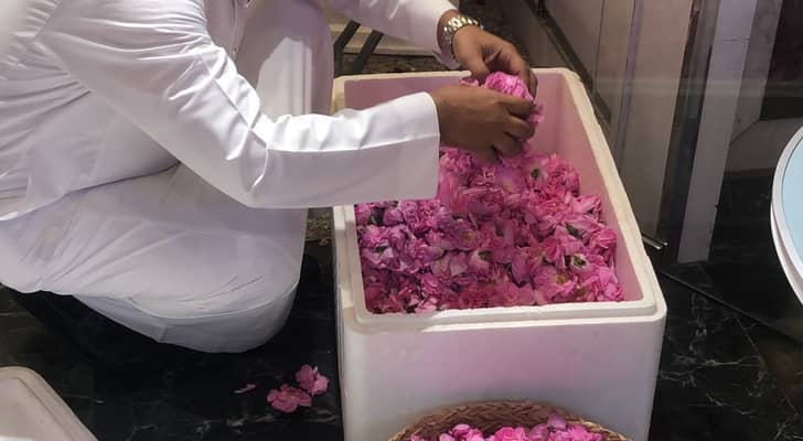 مبادرة توديع رمضان بالورود في مكة المكرمة: رسالة محبة وسلام للعالم