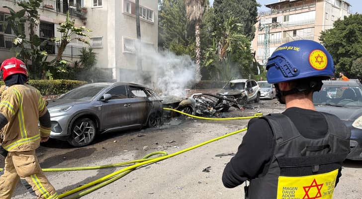 حريق سيارة في تل أبييب جراء شضايا صواريخ إيرانية