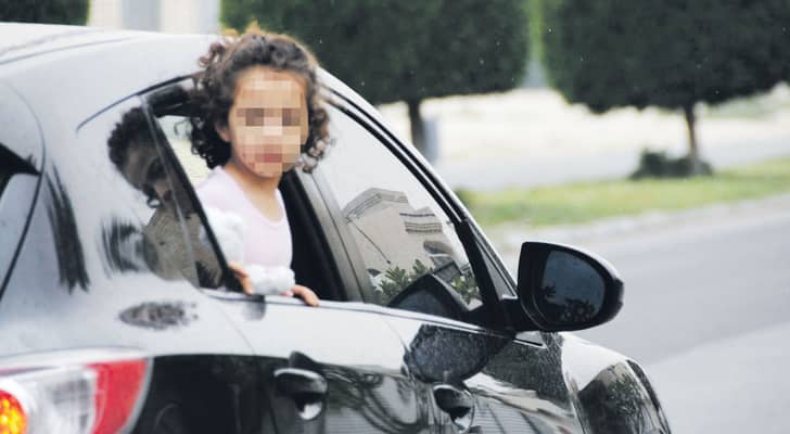 طفل تخرج جزء من جسدها من المركبة