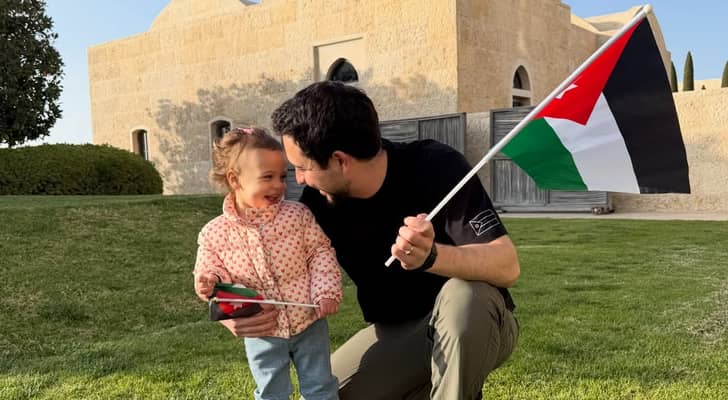ولي العهد يحتفل مع ابنته بيوم العلم