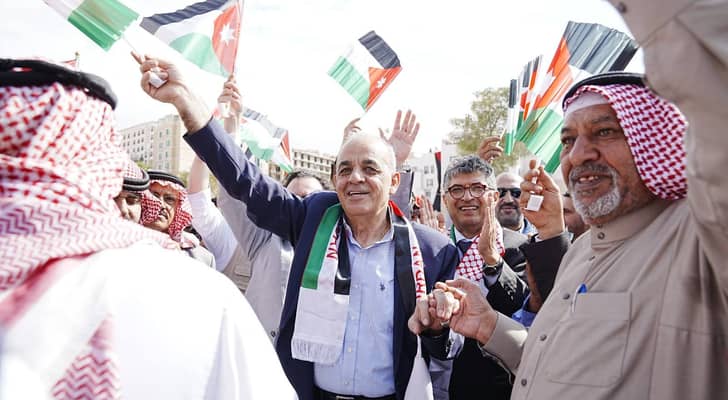 وزير السياحة والآثار يشارك بمسيرة وطنية في البترا احتفاء بيوم العلم الأردني
