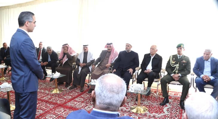 رئيس الديوان الملكي الهاشمي يوسف العيسوي اثناء تقديمه واجب العزاء