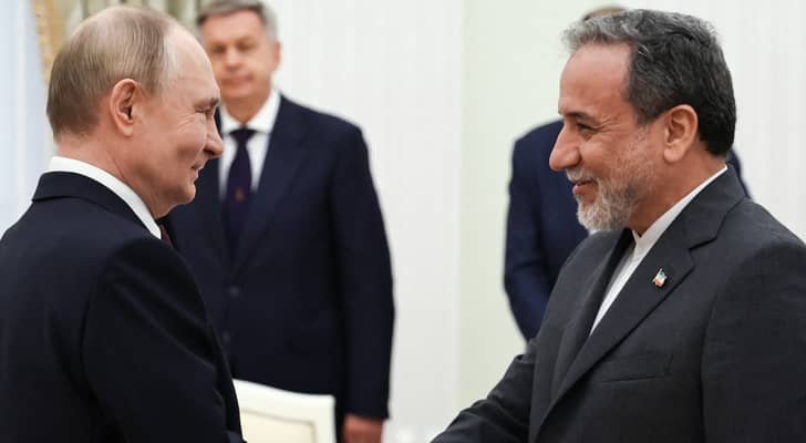 الرئيس الروسي فلاديمير بوتين ووزير الخارجية الإيراني عباس عراقجي
