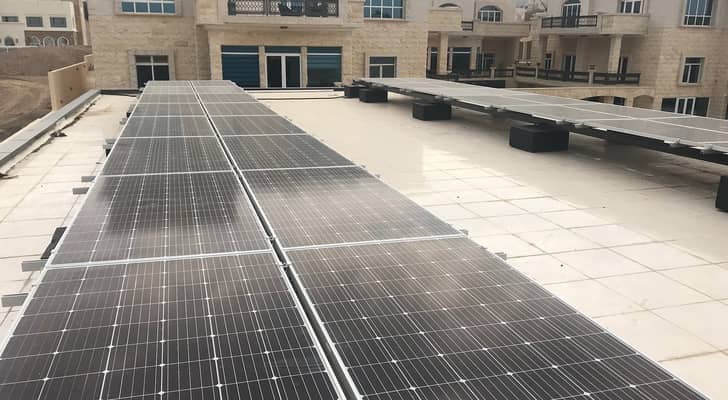 الواح طاقة شمسية على بيت في الأردن