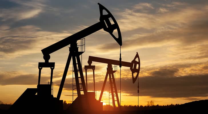 أسعار النفط العالمية تقفز 5% وسط مخاوف من تعطل إمدادات الشرق الأوسط