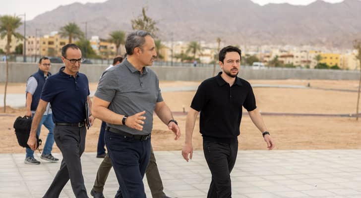 ولي العهد يتفقد مشروعي مضمار سباق السيارات الدولي ومتنزه مدينة العقبة