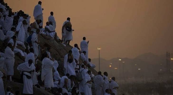 حجاج يقفون على جبل عرفة