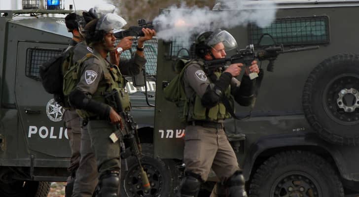 جنود الاحتلال يطلقون الرصاص