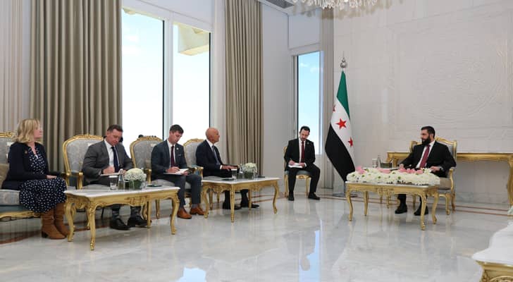 الرئيس السوري أحمد الشرع يلتقي المبعوث الأمريكي الخاص إلى سوريا توماس باراك  في قصر الشعب بدمشق