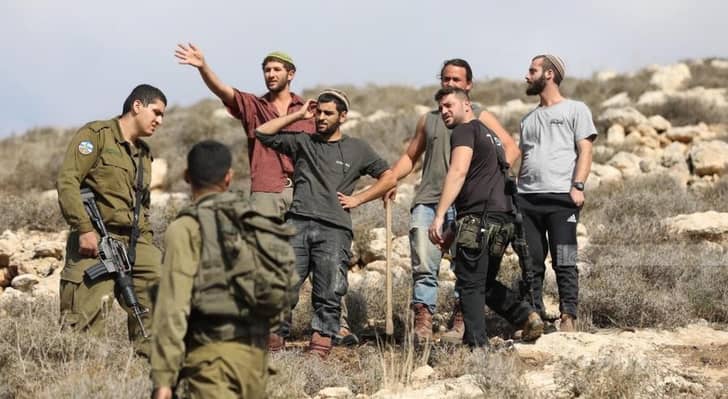 مستوطنين يعتدون على اراضي فلسطينيين