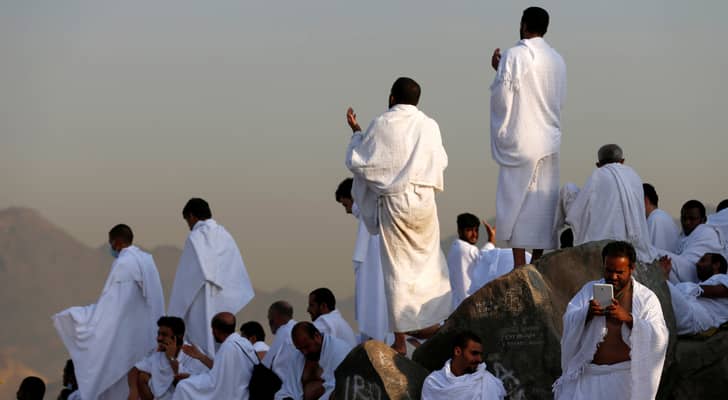 حجاج يقفون على جبل عرفة