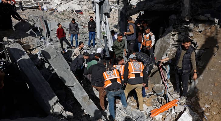 3 شهداء و17 إصابة بقصف مروحي في خان يونس وغربي غزة