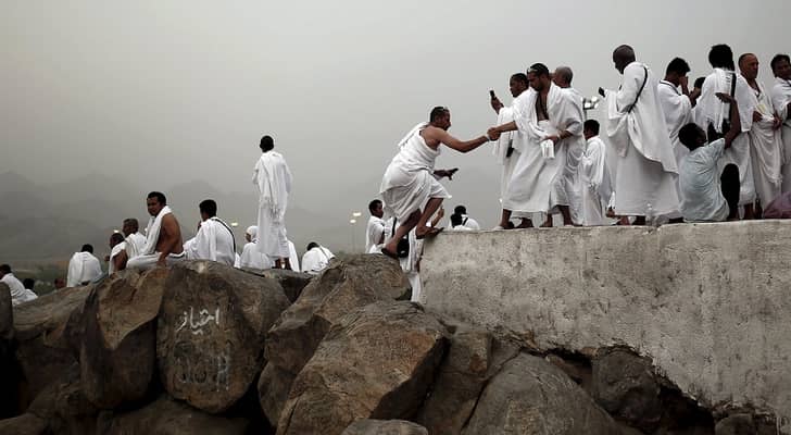 حجاج يقفون على جبل عرفة