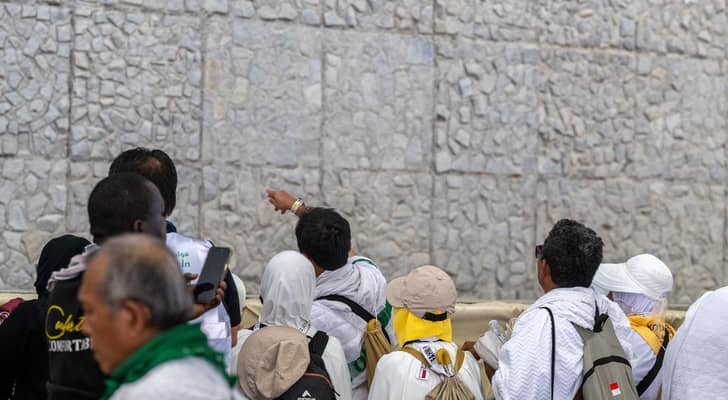 الحجاج يرمون الجمرات