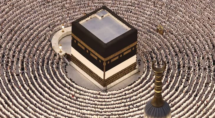 حجاج يصلون حول الكعبة