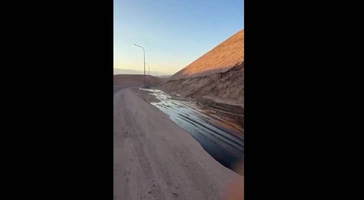 مادة سائلة في جبال العقبة تثير تكهنات بوجود النفط