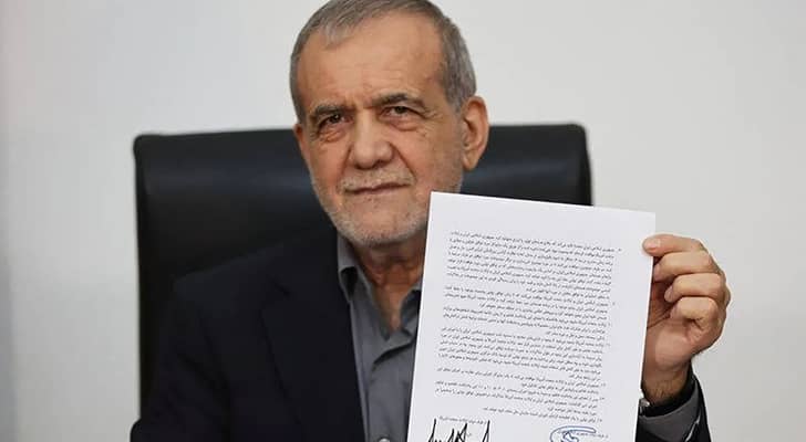 الرئيس الإيراني مسعود بزشكيان حاملا مذكرة التفاهم