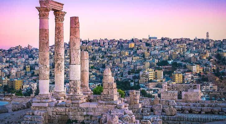 طقس العرب: انخفاض ملموس على الحرارة في عمان بـ 5 درجات وأجواء صيفية معتدلة الإثنين