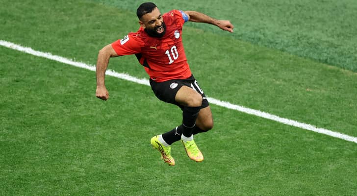 محمد صلاح يحتفل بهدف مصر
