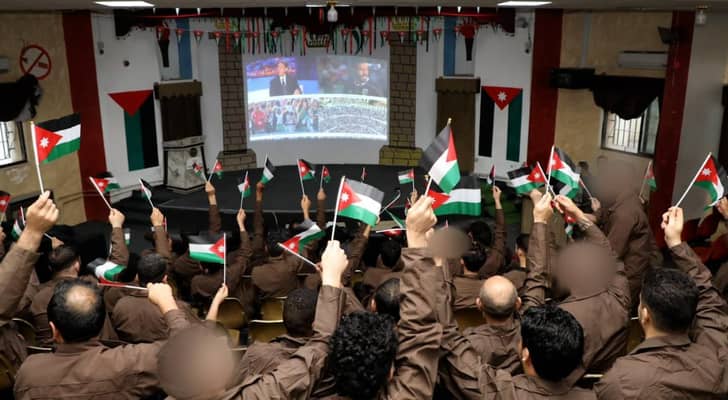 نزلاء مراكز الإصلاح والتأهيل يتابعون مواجهة النشامى أمام الجزائر