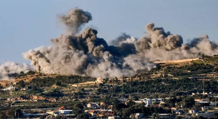 تصاعد الدخان من موقع القصف المدفعي للاحتلال جنوب لبنان