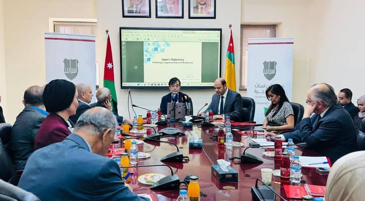سفير اليابان لدى الأردن، السيد أساري هيديكي خلال محاضرة بعنوان "الدبلوماسية اليابانية: التحديات والفرص و الاستجابات"