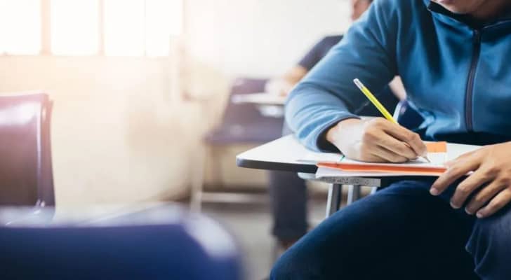 طالب يتقدم لامتحان