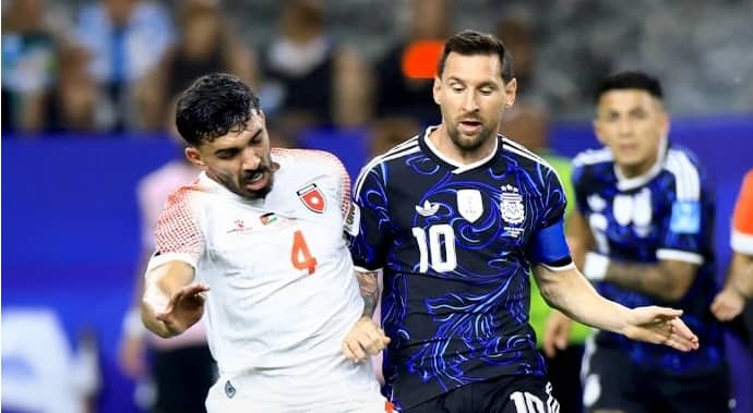 لاعب المنتخب الوطني حسام أبو الذهب و لاعب الارجنتين ليونيل ميسي