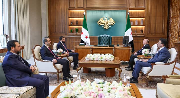 الرئيس السوري أحمد الشرع  وزير الخارجية العراقي فؤاد حسين في قصر الشعب بدمشق