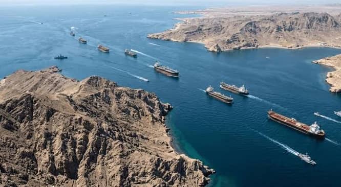 سنتكوم تنفي مزاعم طهران وتؤكد تأمين عبور مئات السفن بمضيق هرمز