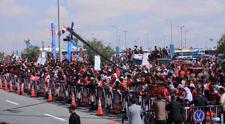 مشجعين مصر ينتظرون منتخب الفراعنة بالوصول