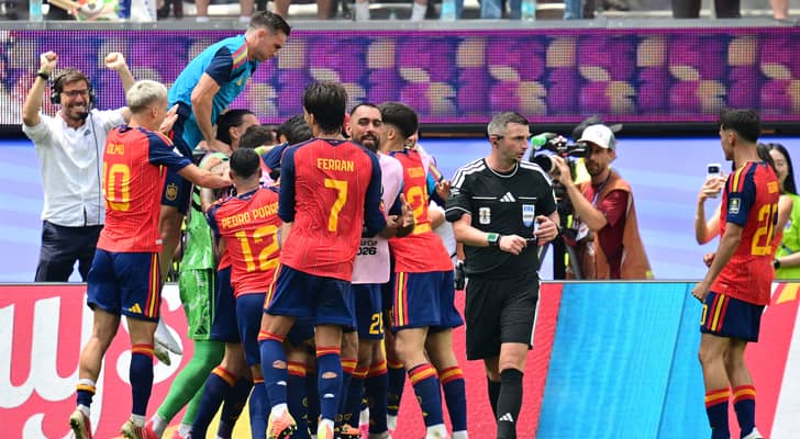لاعبو المنتخب الاسباني يحتفلون بالهدف الثاني بالدقائق الاخيرة