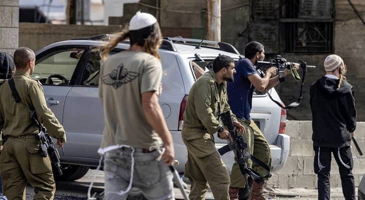 الهلال الأحمر: إصابة فلسطينيين إثر اعتداء مستوطنين في مسافر يطا بالخليل