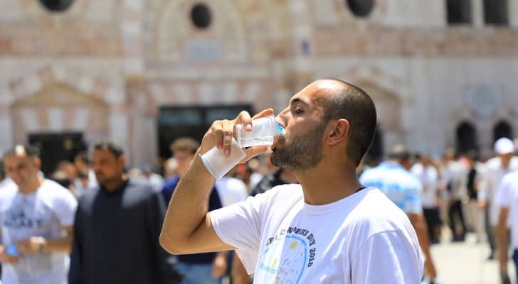 مواطن يشرب المياة في أجواء حارة