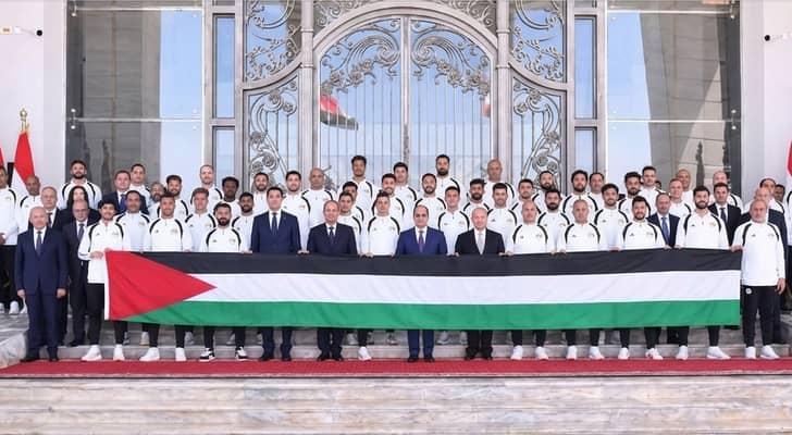 الصورة المتداولة للاعبي المنتخب المصري مع السيسي حاملين علما فلسطينيا