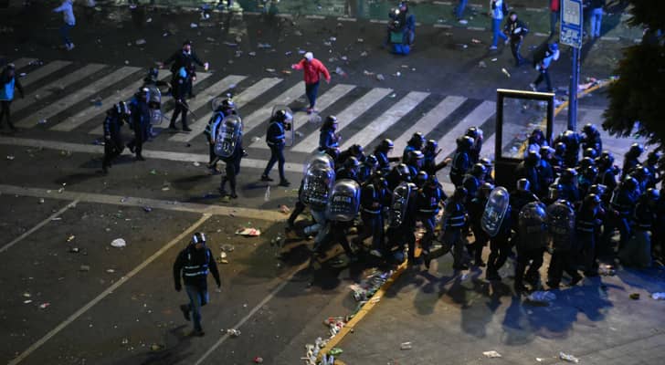 اشتباكات بين مشجعي الأرجنتين والشرطة