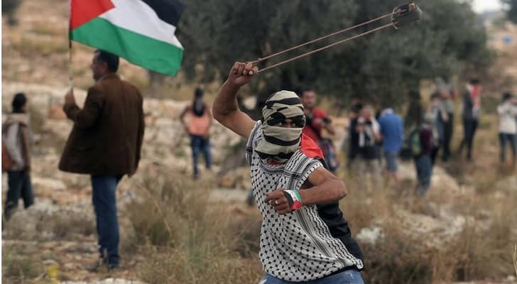 إعلام عبري: إصابة ضابط أمني "إسرائيلي" بعد تجريده من سلاحه خلال تصدي الفلسطينيين لاقتحام قرية تل
