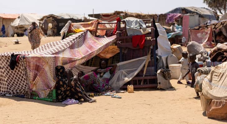ملاجئ مؤقتة لعائلات نازحة من ولايات كردفان إلى موقع النازحين في «قوز السلام» بولاية النيل الأبيض