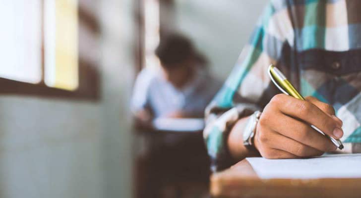 طالب يتقدم لامتحان