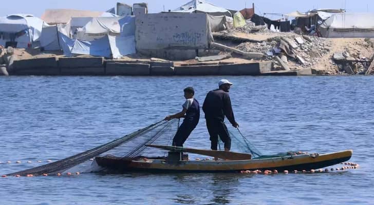 صيادين فلسطينيين قرب ميناء غزة