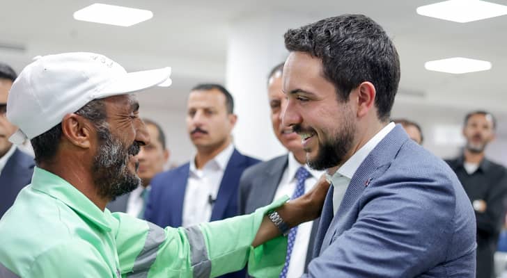 ولي العهد الأمير الحسين بن عبدالله الثاني يلقي السلام على عامل وطن