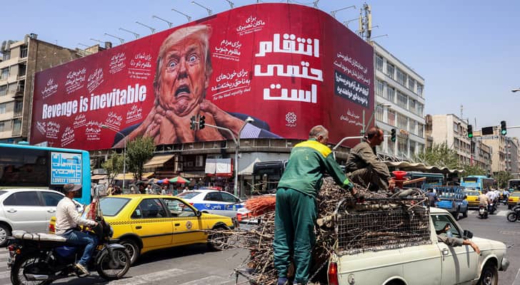 لوحة في طهران تظهر الرئيس الأمريكي بجانب عبارات انتقام