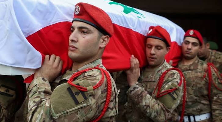 جنود لبنانيون يحملون نعش رقيب في الجيش