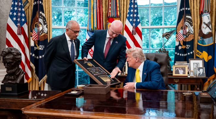 يقدم رئيس الفيفا، جياني إنفانتينو، هدية للرئيس الأمريكي دونالد ترمب في المكتب البيضاوي بالبيت الأبيض