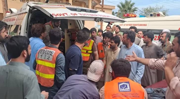 أفراد الإنقاذ 1122 على جانب موقع الانفجار