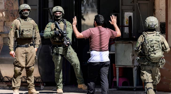 مصادر فلسطينية: 10 إصابات باعتداءات الاحتلال المتواصلة على مخيم قلنديا