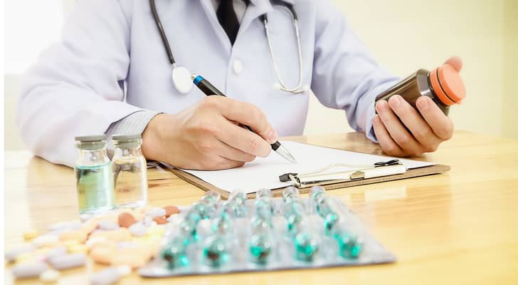 صورة تعبيرية لطبيب يصرف الأدوية